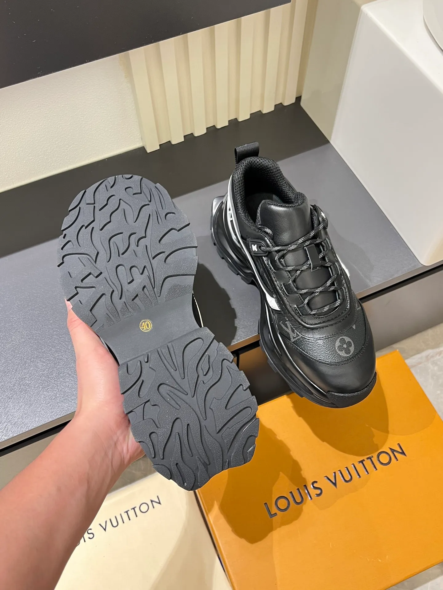 p600 "LOUI* VUITTO*" popular men's casual shoes, genuine development in Italy 💯Purchasing level quality ✔️The upper is made of first-layer cowhide, comfortable and soft sheepskin feet ⚡️ Fashionable and versatile, the toe last shape is firm and full, the soles are made from original LV molds and can be freely entered and exited the counter. Light and comfortable on the feet~Purely handmade, details determine quality! Size:39-44!